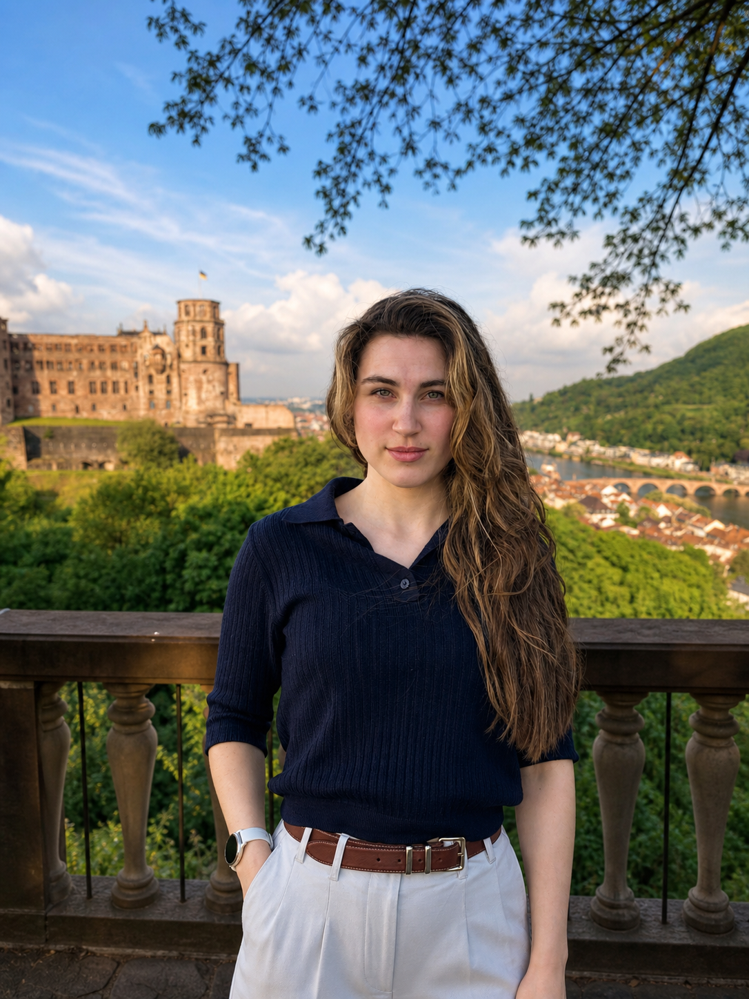 Karin vor dem Heidelberger Schloss
